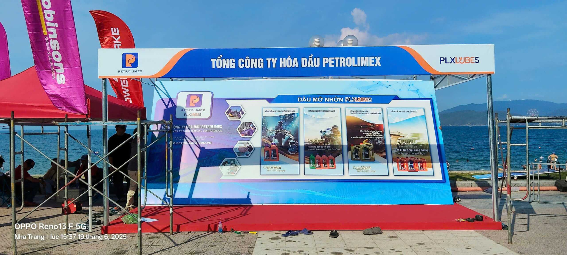 thiet ke thi cong booth trien lam xang dau2