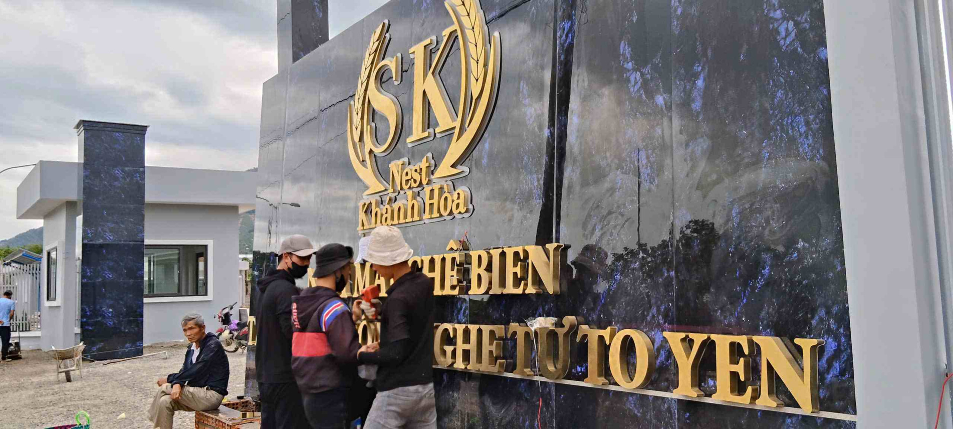 chu inox vang xuoc nha trang2